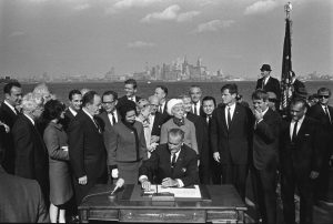 Подписание Линдоном Джонсоном Акта об иммиграции и натурализации, 1965 год