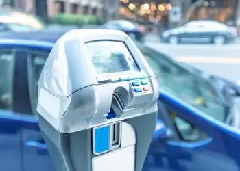 Почему в Сакраменто начали закрывать отверстия для монет в паркоматах