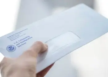 Нужно ли сообщать в USCIS о переезде