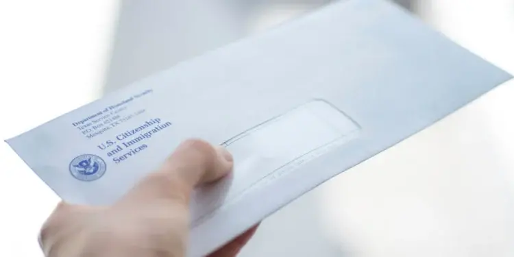 Нужно ли сообщать в USCIS о переезде