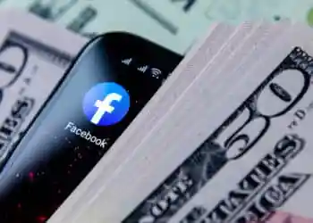 Facebook начал выплачивать деньги