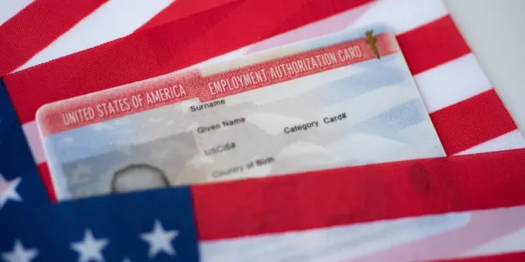 США отменили автоматическое продление разрешений на работу