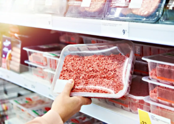 упаковка говяжьего фарша Forward Farms Grass-Fed с предупреждением о E. coli О26