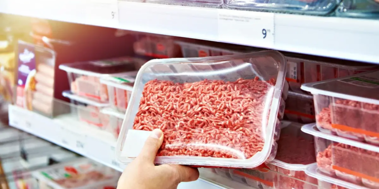 упаковка говяжьего фарша Forward Farms Grass-Fed с предупреждением о E. coli О26