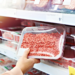 упаковка говяжьего фарша Forward Farms Grass-Fed с предупреждением о E. coli О26