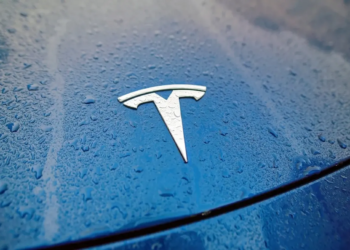 Tesla автопилот под угрозой запрета продаж в Калифорнии