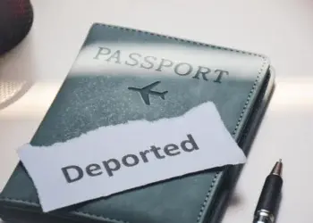 Женщина из Калифорнии подала в суд на подрядчика ICE и была депортирована
