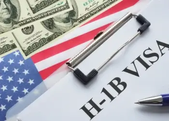 Держателям рабочих виз рекомендуют не выезжать из США
