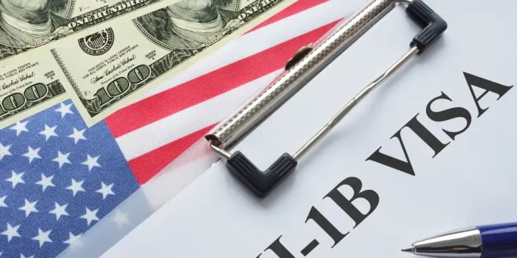 Держателям рабочих виз рекомендуют не выезжать из США