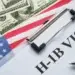 Держателям рабочих виз рекомендуют не выезжать из США