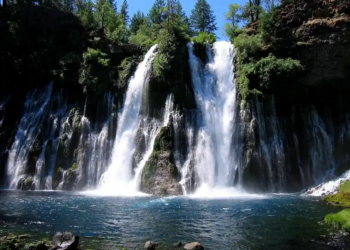 Водопад Burney Falls. Фото: Shutterstock
