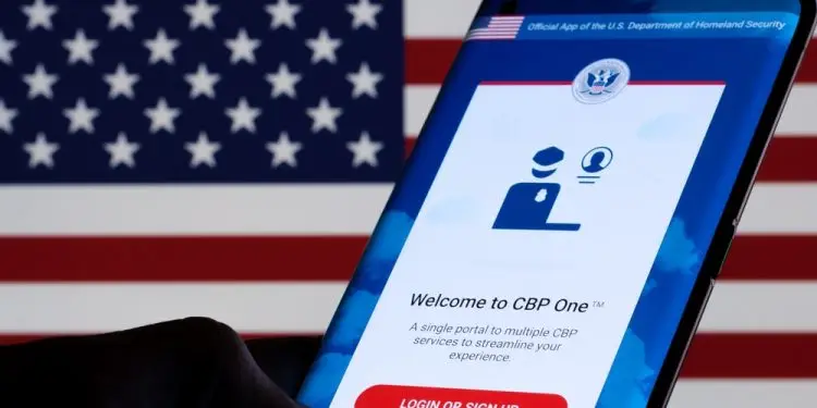 Беженцам по CBP One приказано немедленно покинуть США