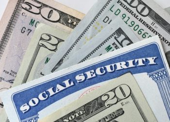 Пенсии и другое соцобеспечение начинают сокращать до 50%
