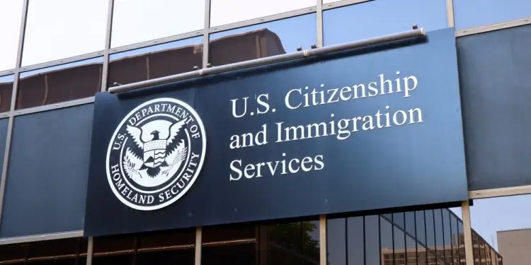 В США иммигрантов арестовывают на плановых встречах в USCIS и судах