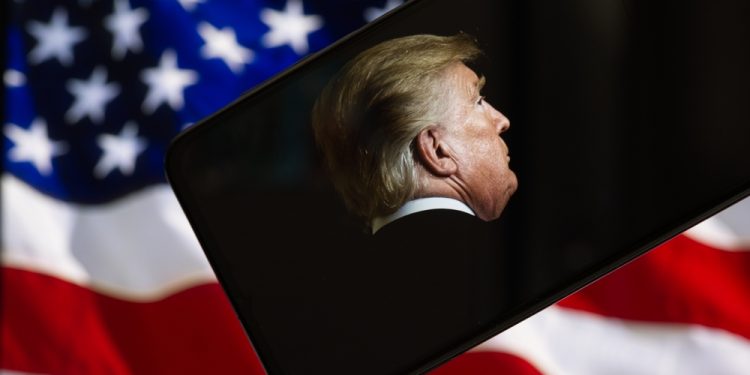 Семья Трампа представила смартфон Trump Mobile