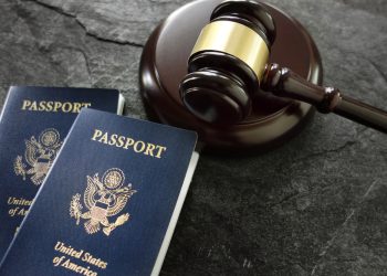 Трамп требует активнее лишать иммигрантов гражданства США